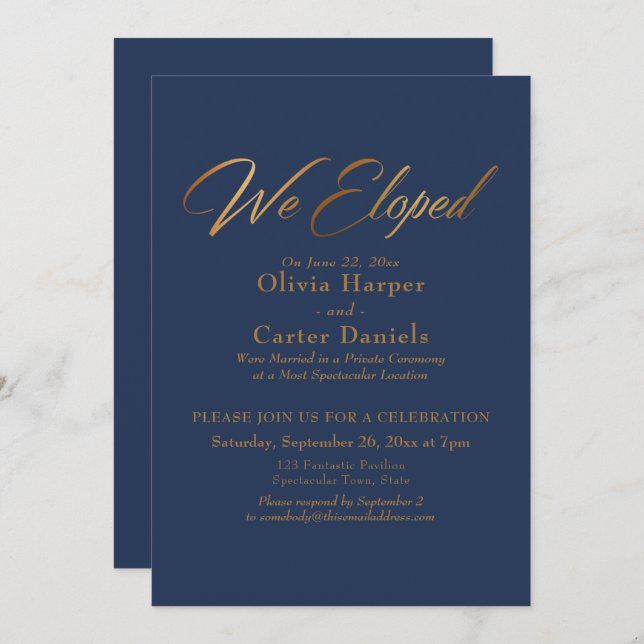 Elegant guld kalligrafi Vi rymde över marinblå Inbjudningar (Fram/baksida)