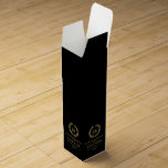 Elegant Guld Laurel Wandan Presentask För Vinflaska<br><div class="desc">Elegantens enkla vin-etikettdesign med monogrammet. Guld toner lagerandeutandning med ett anpassade monogram. Svart utbytbar bakgrund och anpassade-textmall.</div>