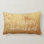 Elegant Guld Lycklig Hanukkah Lumbar Pillow Lumbarkudde<br><div class="desc">Njut av dina lyckönskningar här i julhelgen med vår Elegant Guld Hanukkah Lumbar Pillow.  Den har faux guld-folie med modern vit typsnitt. Vår moderna enkla design är tillräckligt mångsidig för de flesta dekorationer.

Kontakta oss om du behöver koordinera produkterna för dina helgdag.  Berätta för oss på daymakerzazzle@gmail.com</div>