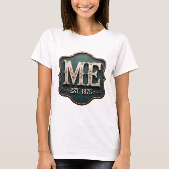 Elegant guld ME EST 1975 Statement-design T Shirt (Framsida)