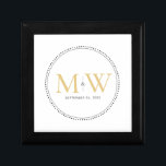 Elegant Guld Monogram Bröllop Gift Box Minnesask<br><div class="desc">Elegant Guld Monogram med Black Milgrain gräns. Den prickade gräns påminner om milkorn,  som är en smyckesformad teknik som ofta används för förlovning och bröllop ringar. Mjölkornet gräns lägger både ett modernt och elegant stil till denna monogrammade keepsaklåda.</div>