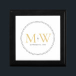 Elegant Guld Monogram Bröllop Gift Box Minnesask<br><div class="desc">Elegant Guld Monogram med Black Milgrain gräns. Den prickade gräns påminner om milkorn,  som är en smyckesformad teknik som ofta används för förlovning och bröllop ringar. Mjölkornet gräns lägger både ett modernt och elegant stil till denna monogrammade keepsaklåda.</div>