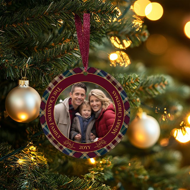 Elegant Guld Monogram Play - Cranberry Blue Teal Julgransprydnad Keramik (Elegant Gold Tone Holly and Berries Family Name, Photo, Greeting with Year | Message Ornament -Front)