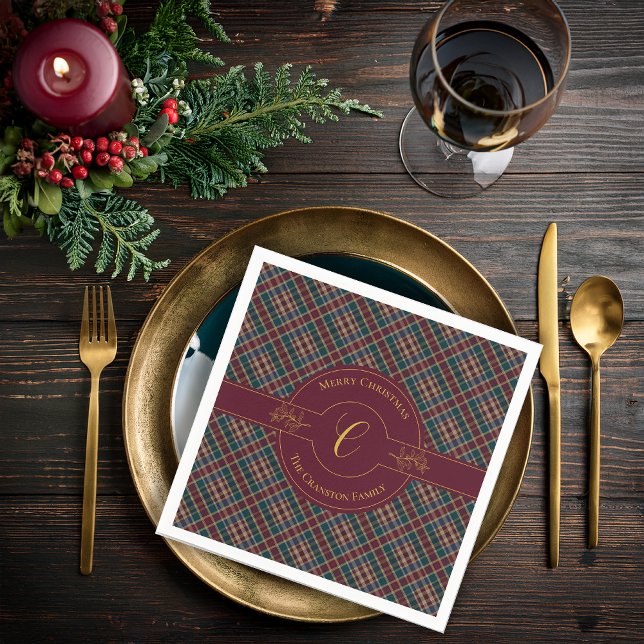 Elegant Guld Monogram Play-Helgdag Pappersservett (Elegant Gold Monogram Holly and Berries and Rich Dark Plaid Christmas Holiday Paper Napkins)