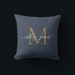Elegant Guld Monogram skript Namn Bröllop Blue Kudde<br><div class="desc">Chicens monogrammade keepsakudde med namn och monogram i handskrivet manusgrafi av elfenben elegant och guld modern typografi på mörk blått bakgrund. Lägg bara till namn och monogram.. Enbart designad för dig av Lycklig Dolphin Studio. Kontakta oss på happydolphinstudio@outlook.com om du behöver hjälp eller matchande produkter. Vi är lycklig för att...</div>