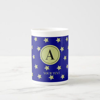 Elegant guld- och blå stjärnmönster monogram benporslin mugg