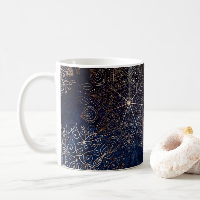 Elegant Guld och Mörk blått Blommigten Mandala Mön Kaffemugg (Med munk)
