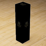 Elegant Guld och Silver Laurel Wandeans Presentask För Vinflaska<br><div class="desc">Elegant,  enkel,  engrammad vin-etikettdesign. Guld och silver krans med ett monogram anpassade. Svart utbytbar bakgrund och anpassade-textmall.</div>