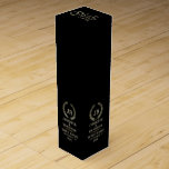 Elegant Guld och Silver Laurel Wandeans Presentask För Vinflaska<br><div class="desc">Elegant,  enkel,  engrammad vin-etikettdesign. Guld och silver krans med ett monogram anpassade. Svart utbytbar bakgrund och anpassade-textmall.</div>