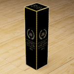 Elegant Guld och Silver Laurel Wanderel Vin Box Presentask För Vinflaska<br><div class="desc">Elegant,  enkel vin-etikettdesign med monogrammet. Guld och silver krans med ett monogram anpassade. Svart utbytbar bakgrund och anpassade-textmall.</div>