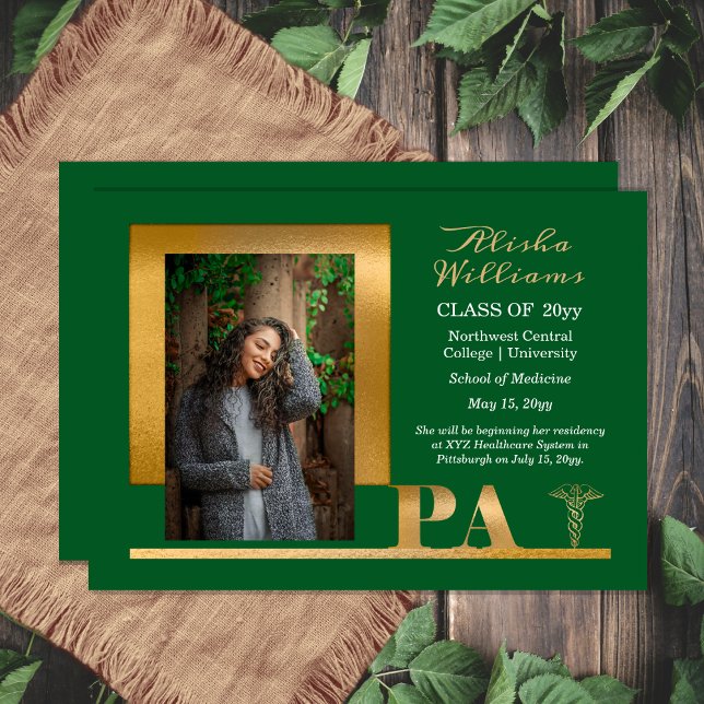 Elegant Guld PA Caduceus 1 Photo Dk Grönt Grad Meddelande (Elegant Gold Tone "PA" Caduceus One Photo Dark Green Graduation Announcement for Print | Download)