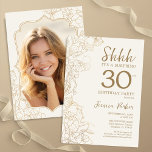 Elegant Guld Photo Surprise 30års födelsedag Inbjudningar<br><div class="desc">Elegant guld grädda överraskar 30års födelsedag-festinbjudan med ditt foto på baksidan av kortet. Trendigets moderna femininin-design har botaniska accenter och typiska typsnitt. Enkel perfekt för inbjudan-kort i blommigt för en snyggt kvinnlig överraskning i firande. Kan anpassas till vilken ålder som helst. Skrivna Zazzle-inbjudningar eller digital utskrivbar mall för omedelbar nedladdning....</div>