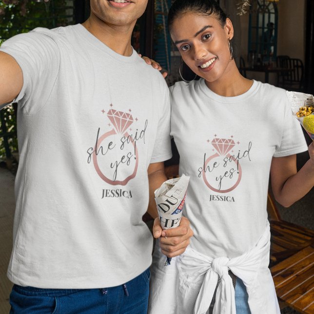 Elegant Guld Ring, sa hon ja Förlovning T Shirt (Skapare uppladdad)