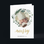 Elegant Guld Script Eucalyptus Foliage Greenery Helgkort<br><div class="desc">Skicka helgdag önskemål och hälsning till vänner, kolleger och familj i enkla, söta, chic, elegant och modern fotodesign, festliga, naturliga helgdagskort med färg stil som är uppspelade i naturen! En vacker andedräkt ram från en mjuk grönt som färgats med olika löv (gräs träd, eukalyptus, fern) med söt bruna gräs cones...</div>