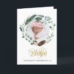 Elegant Guld Script Eucalyptus Foliage Greenery Helgkort<br><div class="desc">Skicka helgdag önskemål och hälsning till vänner, kolleger och familj i enkla, söta, chic, elegant och modern fotodesign, festliga, naturliga helgdagskort med färg stil som är uppspelade i naturen! En vacker andedräkt ram från en mjuk grönt som färgats med olika löv (gräs träd, eukalyptus, fern) med söt bruna gräs cones...</div>