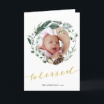 Elegant Guld Script Eucalyptus Foliage Greenery Helgkort<br><div class="desc">Skicka helgdag önskemål och hälsning till vänner, kolleger och familj i enkla, söta, chic, elegant och modern fotodesign, festliga, naturliga helgdagskort med färg stil som är uppspelade i naturen! En vacker andedräkt ram från en mjuk grönt som färgats med olika löv (gräs träd, eukalyptus, fern) med söt bruna gräs cones...</div>
