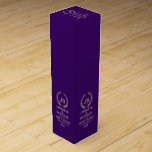 Elegant Guld & Silver Laurel Utandning på Lila Presentask För Vinflaska<br><div class="desc">Elegant,  enkel,  monogrammad vin box-design. Guld och silver krans med ett monogram anpassade. Lila,  utbytbar bakgrund och textmall för anpassade.</div>
