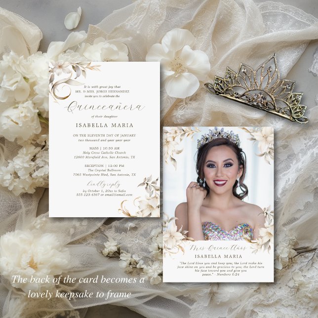 Elegant guld silver vita blommor Quinceañera Inbjudningar (This elegant quince invitation features a white, gold and silver color palette)