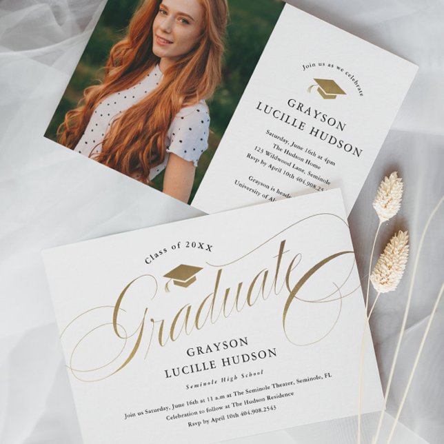 Elegant Guld-skript Foto Studenten Inbjudningar (Elegant black and gold script graduate photo graduation announcement invitation cards.)
