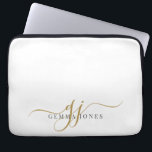 Elegant Guld Skriptmonogram Initialer - minimalist Laptop Fodral<br><div class="desc">En chic,  en modern svart guld-monogram i snyggt på vitt,  med ett dramatiskt skript som börjar med svascher och din fullt i en modern serif-typ,  sätter in anteckningar. Enkel elegans. Skriva din personliga anteckning inuti.</div>