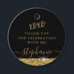 Elegant guld svart glitter tack Anpassad Gåvor Etiketter<br><div class="desc">Eleganta runda svarta presentkort med guldglitterkant och konfettidamm på svart bakgrund med anpassad "xoxo tack"-text,  perfekt för en modern och chic födelsedag,  bat mitzvah,  Quinceañera,  bröllopsfest,  baby shower,  möhippa eller examen. Redigera teckensnitt,  färger och layout för att skapa en rolig och unik souvenirpresent från din fest.</div>