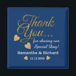 Elegant Guld Tack Blue Wedding Favor Magnet<br><div class="desc">Elegant och snyggt bröllopet gynnar magneter med guld tack för typografi och gyllene hjärtan.Anpassa med brid och groom namn och bröllop datum.</div>