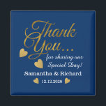 Elegant Guld Tack Blue Wedding Favor Magnet<br><div class="desc">Elegant och snyggt bröllopet gynnar magneter med guld tack för typografi och gyllene hjärtan.Anpassa med brid och groom namn och bröllop datum.</div>
