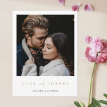 Elegant Guld Typography Photo Bröllop Tack Vykort<br><div class="desc">Den här chicen är ett bröllop-tack för ett vykort som innehåller en elegant, minimalistisk och modern design. Framsidan har ditt första namn under ditt favoritfoto och ett "KÄRLEK och THANKS"-meddelande med en slående blandning av två distinkta typsnitt, med "och" i ett lätt, flytande skript mellan de två andra ord, som...</div>