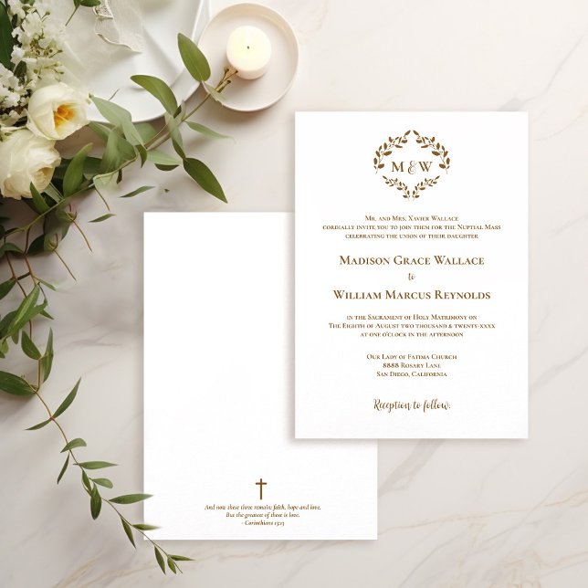 Elegant guld & vit Vapensköld Modern katolska Bröl Inbjudningar (Monogram laurel wreath leaves faux gold cross bible verse modern catholic wedding invitation.)