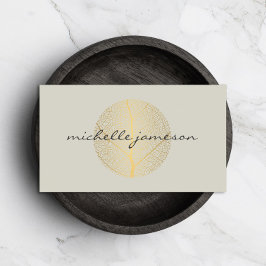 Elegant guldbeläggning logotyp på ljust beige visitkort