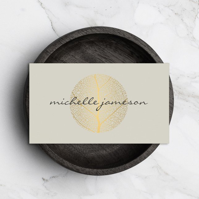 Elegant guldbeläggning logotyp på ljust beige visitkort (Skapare uppladdad)