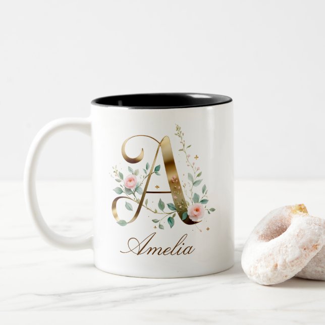 Elegant guldblommig bokstav A monogram tvåtons mug Två-Tonad Mugg (Med munk)
