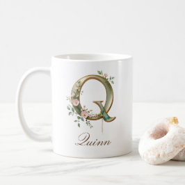 Elegant guldblommig bokstav Q monogrammuppa Kaffemugg