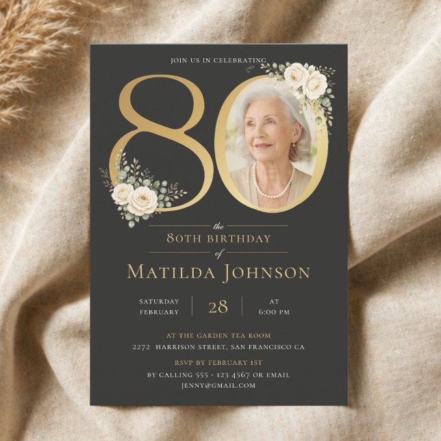 Elegant guldblommig foto 80-årsdag inbjudningar (Elegant Gold Floral Photo 80th Birthday Invitation)