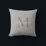 Elegant guldmonogram manusnamn bröllop grå kudde<br><div class="desc">Trendig monogramkudde med dina namn och monogram i vit elegant handskriven manuskalligrafi och guld modern typografi på en grå bakgrund. Lägg bara till dina namn och monogram. Exklusivt designad för dig av Happy Dolphin Studio. Om du behöver hjälp eller matchande produkter, vänligen kontakta oss på happydolphinstudio@outlook.com. Vi hjälper dig gärna...</div>