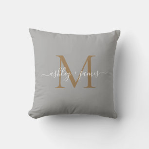 Elegant guldmonogram manusnamn bröllop grå kudde