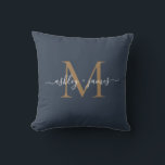 Elegant guldmonogram skriptnamn bröllop blå kudde<br><div class="desc">Trendig monogram kudde med dina namn och monogram i vit elegant handskriven skript kalligrafi och guld modern typografi på en mörkblå bakgrund. Lägg bara till dina namn och monogram. Exklusivt designad för dig av Happy Dolphin Studio. Om du behöver hjälp eller matchande produkter, vänligen kontakta oss på happydolphinstudio@outlook.com. Vi hjälper...</div>