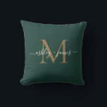 Elegant guldmonogram skriptnamn bröllop grönt kudde<br><div class="desc">Trendig monogram kudde med era namn och monogram i vit elegant handskriven kalligrafi och modern guld typografi på en mörkgrön bakgrund. Lägg bara till era namn och monogram. Exklusivt designad för dig av Happy Dolphin Studio. Om du behöver hjälp eller matchande produkter, vänligen kontakta oss på happydolphinstudio@outlook.com. Vi hjälper dig...</div>
