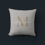 Elegant guldmonogram skriptnamn vigsel grå kudde<br><div class="desc">Chic monogrammerad minnesskudde med era namn och monogram i vit elegant handskriven kalligrafi och modern guldtypografi på en grå bakgrund. Lägg bara till era namn och monogram. Exklusivt designad för dig av Happy Dolphin Studio. Om du behöver hjälp eller matchande produkter, vänligen kontakta oss på happydolphinstudio@outlook.com. Vi hjälper dig gärna...</div>