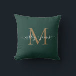 Elegant guldmonogram skriptnamn vigsel grön kudde<br><div class="desc">Chic monogrammerad minnesskudde med era namn och monogram i vit elegant handskriven kalligrafi och modern guldtypografi på en mörkgrön bakgrund. Lägg bara till era namn och monogram. Exklusivt designad för dig av Happy Dolphin Studio. Om du behöver hjälp eller matchande produkter, vänligen kontakta oss på happydolphinstudio@outlook.com. Vi hjälper dig gärna...</div>