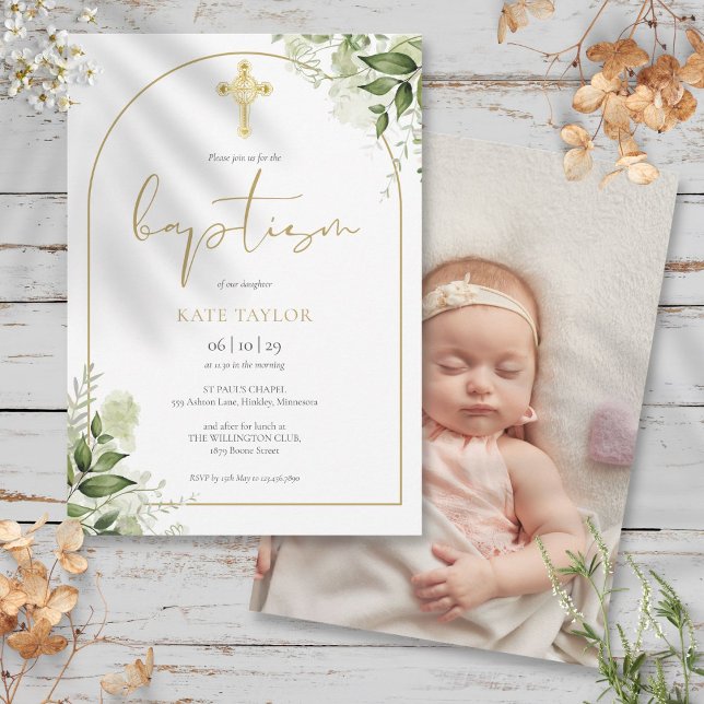 Elegant guldvalv grönska blomster dopfoto inbjudningar (Elegant Gold Arch Greenery Floral Photo Baptism Invitation)