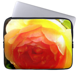 Elegant gult persikoröd aprikos blommigt ro laptop sleeve
