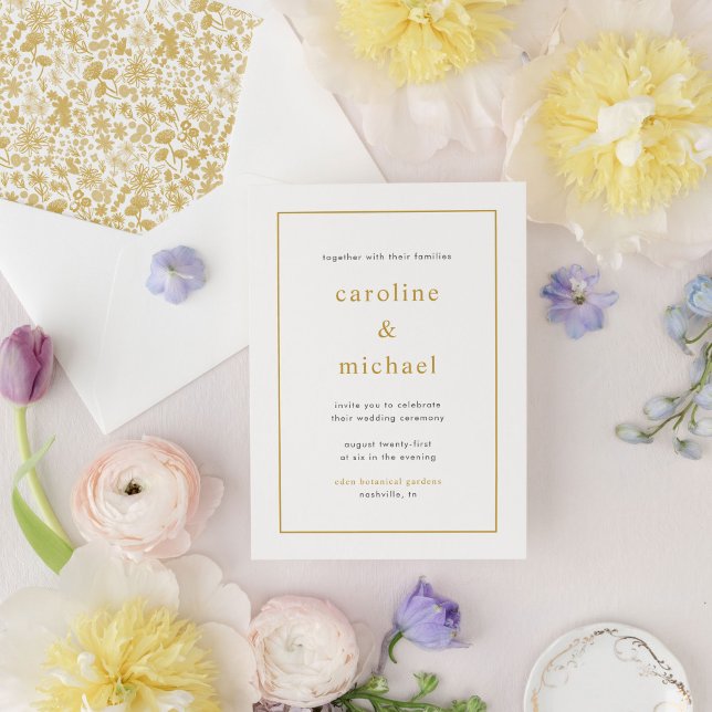 Elegant gyllene blommig bröllopsinbjudan inbjudningar (Golden yellow and white ditzy floral garden chic wedding invitations.)