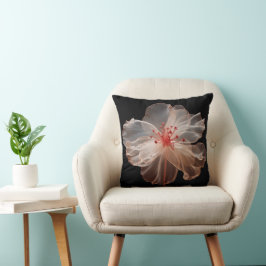 Elegant halvgenomskinlig blomma på svart kudde