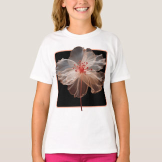 Elegant halvgenomskinlig blomma på svart t shirt