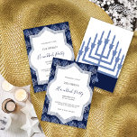Elegant Hanukkah Party Menorah Mönster Inbjudningar<br><div class="desc">Den här designen inspireras av kontrasten mellan dag och natt,  med blåa minnen som påminner om måne och vitt som dagen.</div>