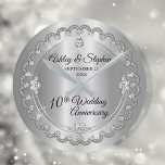 Elegant Heart Diamonds tioårsdag Bröllop Rund Klocka<br><div class="desc">Den här 10:e årsdagen av bröllop-ramarna är en opulent elegans med en unik skalopad diamantdesign med centerdroppdiamant med faux-tillagda gnistor på en färgad. Ursprunglig design efter Helgdag Hearts Designs (reserverade höger). Observera att alla varningstexter är tryckta och endast får förekomma så reellt som möjligt i en platt, tryckt design. Detta...</div>