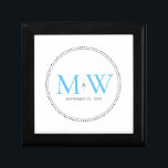 Elegant Himlar Blue Monogram Bröllop Minnesask<br><div class="desc">Elegant Himlar Blue Monogram med Black Milgrain gräns. Den prickade gräns påminner om milkorn,  som är en smyckesformad teknik som ofta används för förlovning och bröllop ringar. Mjölkornet gräns lägger både ett modernt och elegant stil till denna monogrammade keepsaklåda.</div>