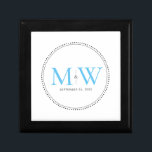 Elegant Himlar Blue Monogram Bröllop Minnesask<br><div class="desc">Elegant Himlar Blue Monogram med Black Milgrain gräns. Den prickade gräns påminner om milkorn,  som är en smyckesformad teknik som ofta används för förlovning och bröllop ringar. Mjölkornet gräns lägger både ett modernt och elegant stil till denna monogrammade keepsaklåda.</div>