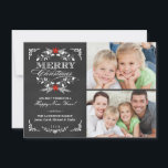 Elegant Holly Chalkboard jul 2-foto-kort Julkort<br><div class="desc">Kortet stil God jul i vintage Julhälsningar med fotomall. Elegantens svarta och vita design med vacker röd poinsettia holly-krans, festiv retro ram och dekorativ stil-typografi med högtrycksbokstäver på slate grått-krita. Lägg till din favoritfamilj bilder och anpassa helgdag. Contemporary, klassiskt, modernt och snyggt sätt att skicka semesterhälsningar till alla dina vänner...</div>